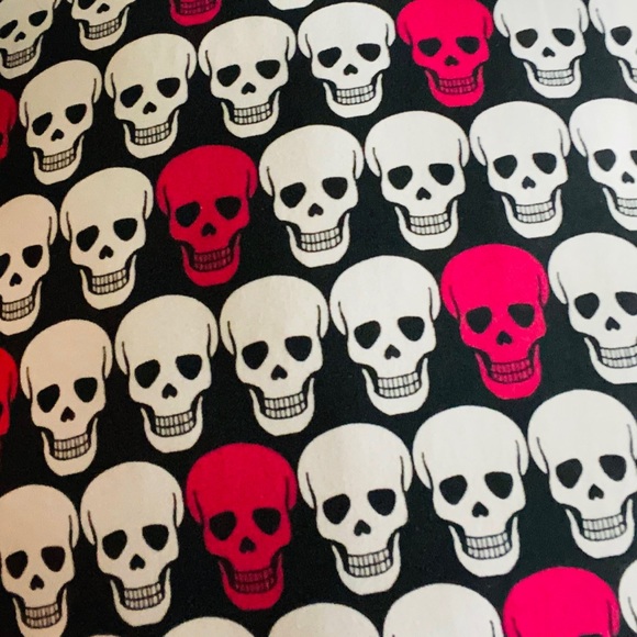 Betsey Johnson Pink & White Skulls Queen Sheet Set - Picture 9 of 13
